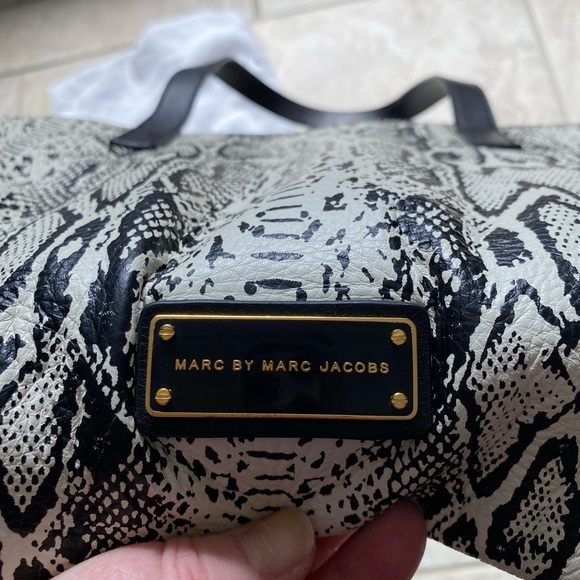 Authentic Marc Jacobs Handbag - Picture 2 of 3